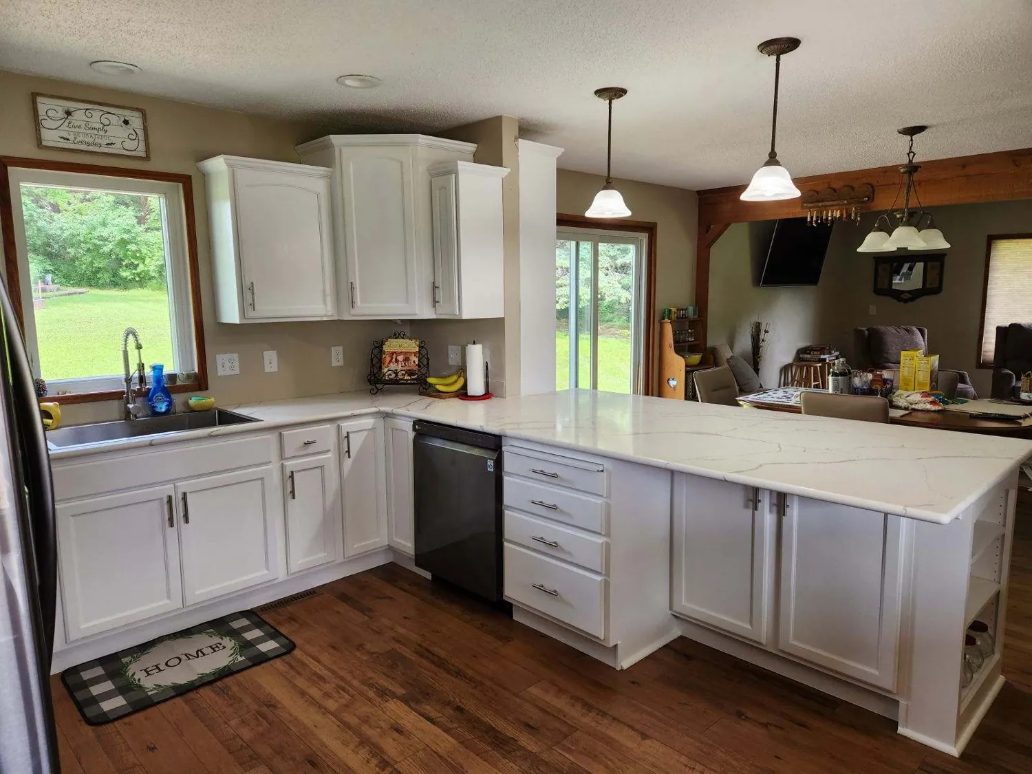 Sioux Falls kitchen remodel with white cabinets, quartz peninsula and pendant lights